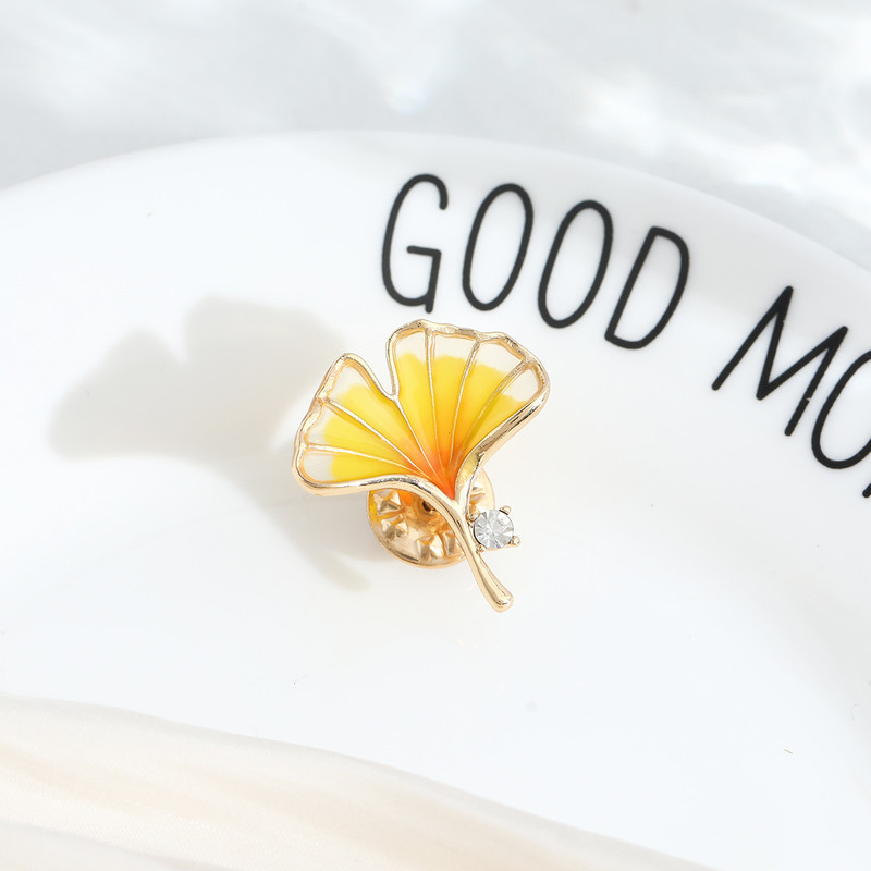 گل سینه زنانه مدل برگ جینکو