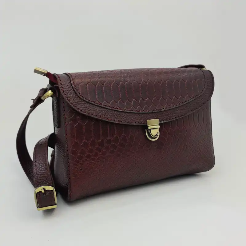 کیف دوشی زنانه مدل لامیا چرم طبیعی کد A_880