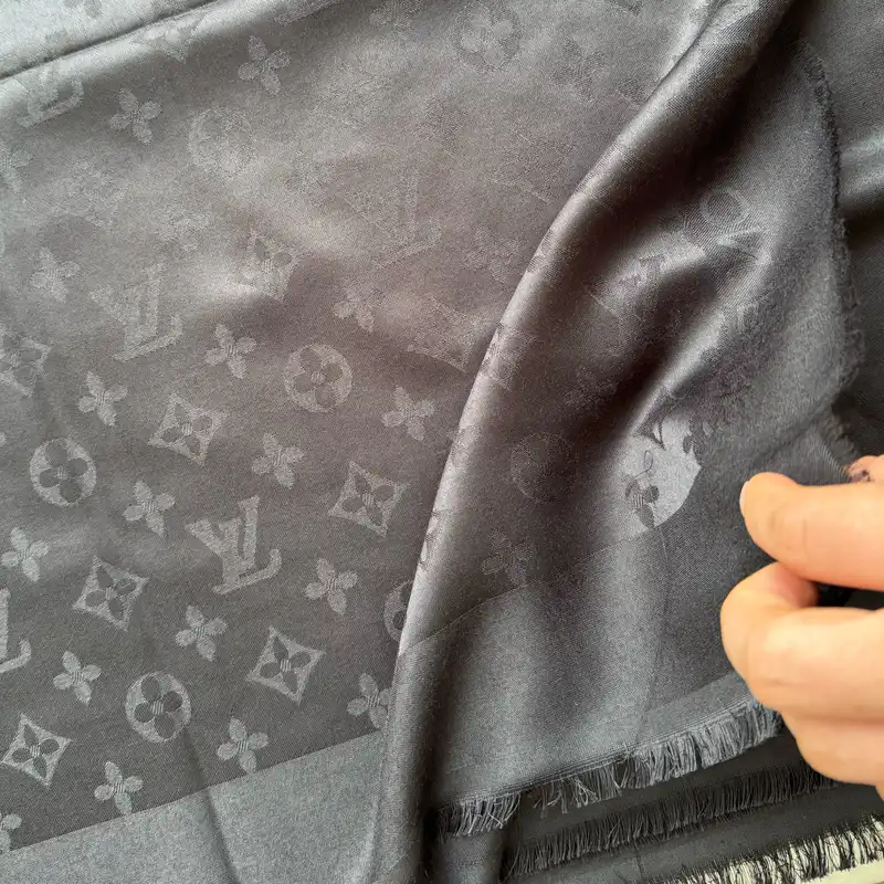 روسری زنانه مدل نخی قواره بزرگ رسمی اداری چهار فصل طرح لویی ویتون کد 1