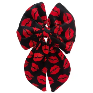 گیره مو زنانه مدل بوسه