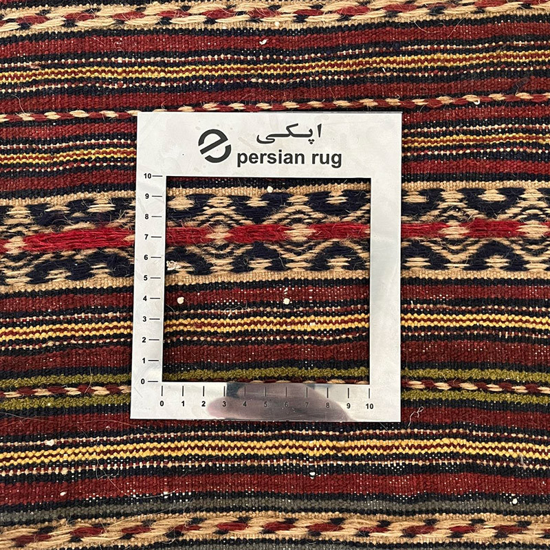 گلیم دستبافت 1.5 متری مدل بلوچ زمینه لاکی