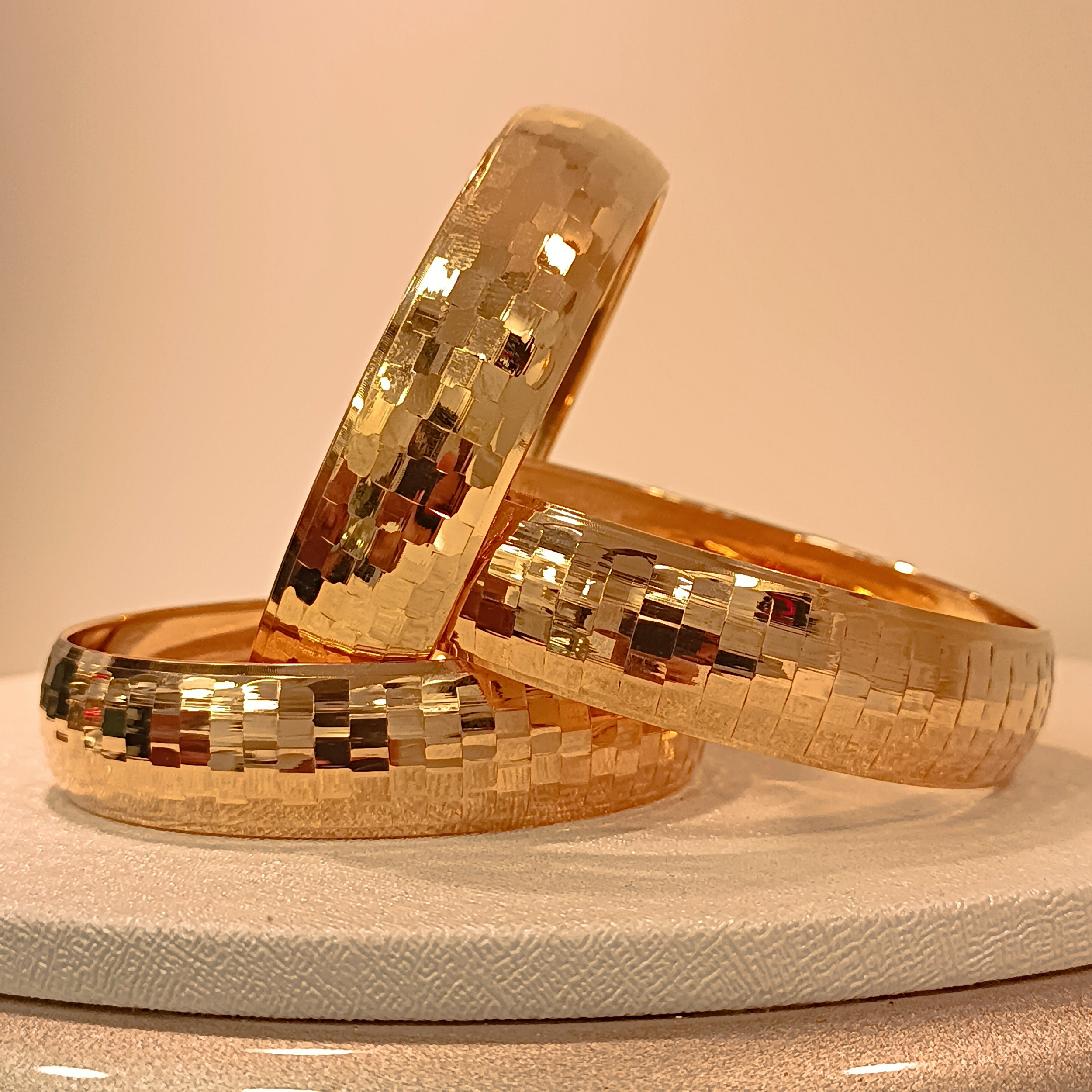 النگو طلا 18 عیار زنانه مدل تک پوش آینه ای مشبک نگاه s1