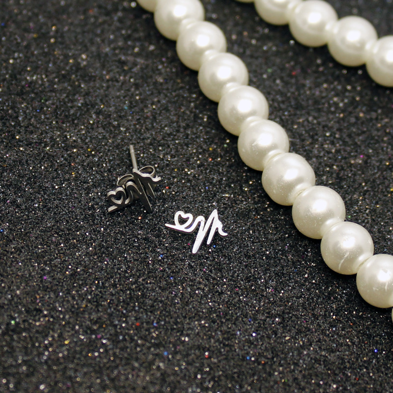 گوشواره زنانه طرح قلب و ضربان کد RKH_1537 مجموعه 2 عددی گوشواره زنانه طرح قلب و ضربان کد RKH_1537 مجموعه 2 عددی