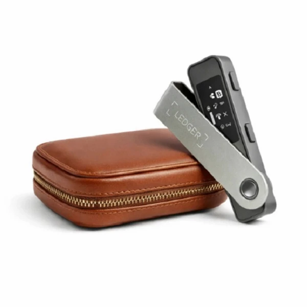 عکس شماره 4 : کیف پول سخت افزاری لجر مدل نانو اس پلاس به همراه کیف محافظ