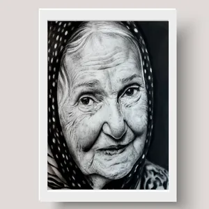 تابلو نقاشی سیاه قلم طرح پیرزن