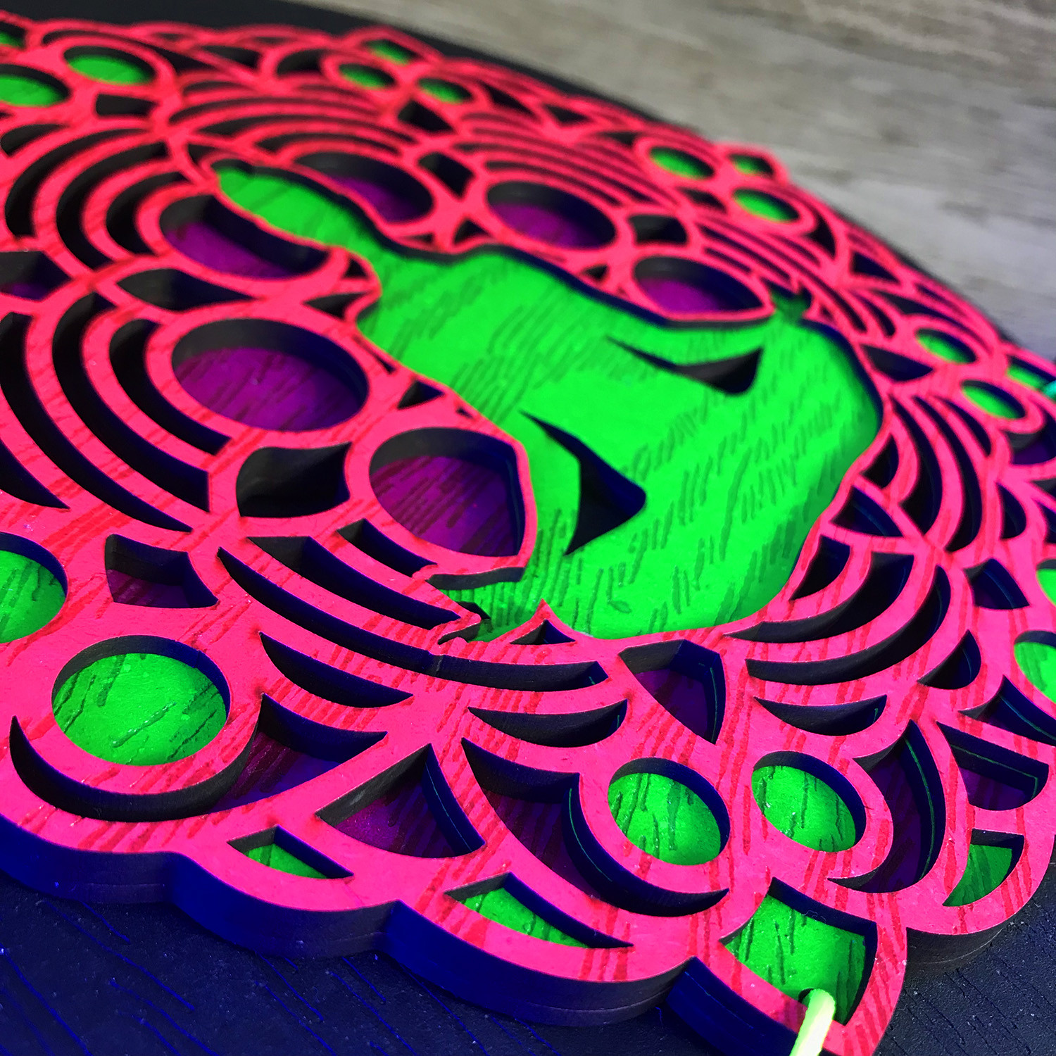 دیوارکوب زیروبم مدل سه بعدی بلک لایت طرح مدیتیشن