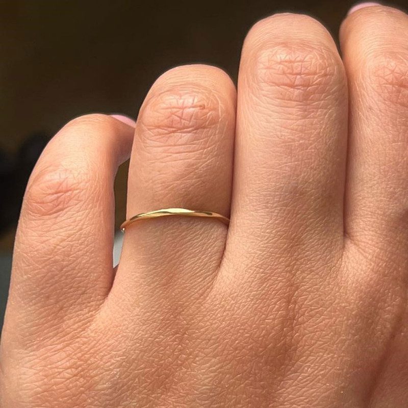 انگشتر طلا 18 عیار زنانه ماوی گالری مدل تسمه پیچ سایز 62