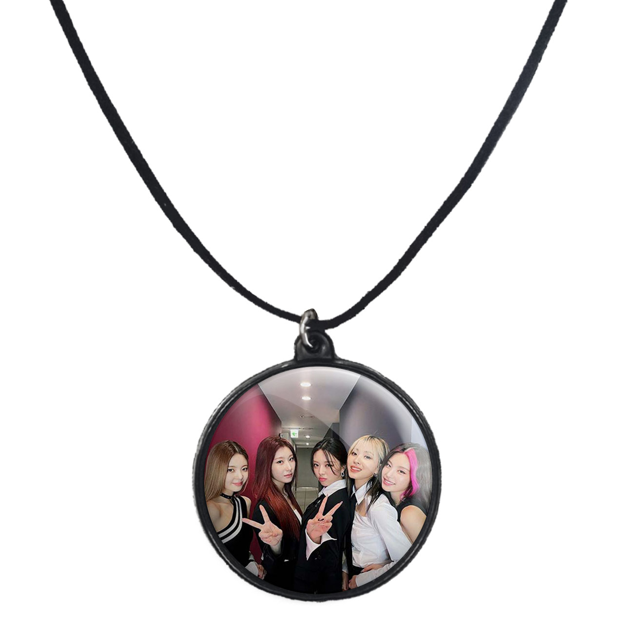 گردنبند پرمانه طرح گروه موسیقی ایتزی کد pmb.13026 مدل دو طرفه