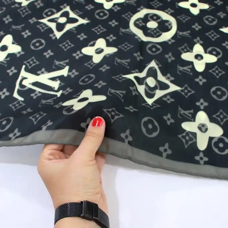 روسری زنانه مدل نخی پاییزه دست دوز قواره 140 کد a-2725