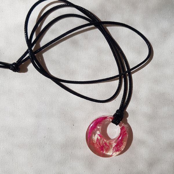 گردنبند دخترانه مدل رزینی طرح گل خشک کد 002