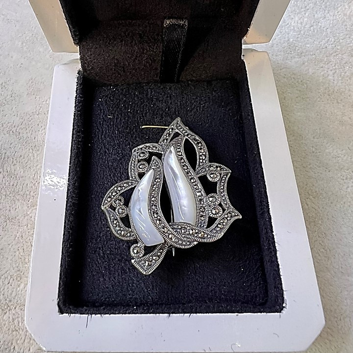 گل سینه نقره زنانه کد glsr-2449 گل سینه نقره زنانه کد glsr-2449