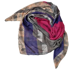 روسری زنانه مدل راه راه هندسی