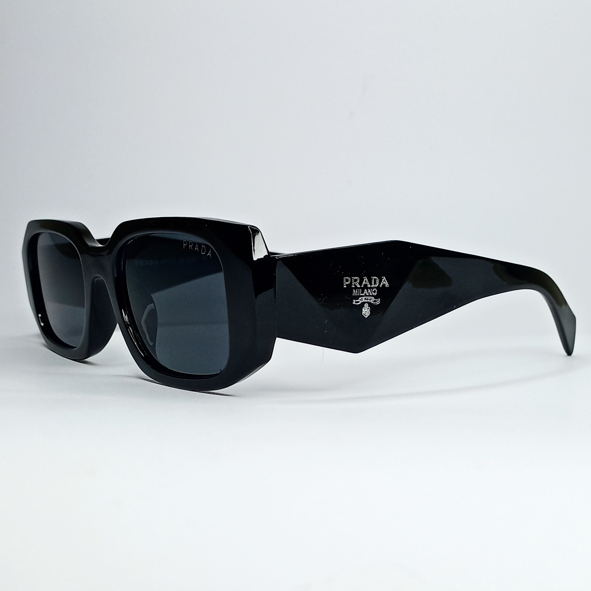 عینک آفتابی پرادا مدل دسته سه بعدی