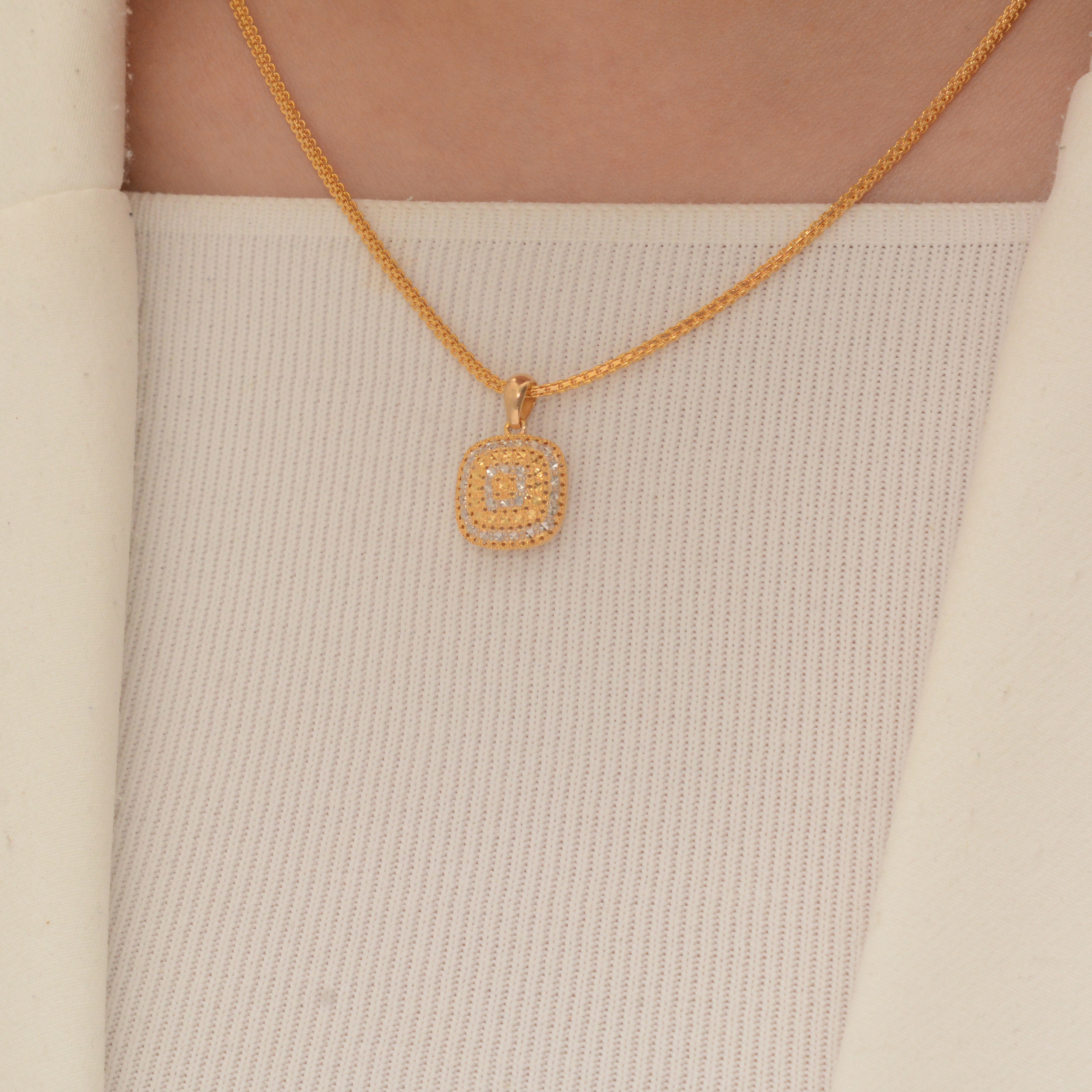 آویز گردنبند طلا 18 عیار زنانه طلای مستجابی مدل آوا مربعی کد 403010