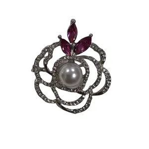 گل سینه زنانه مدل گل رز نگین دار