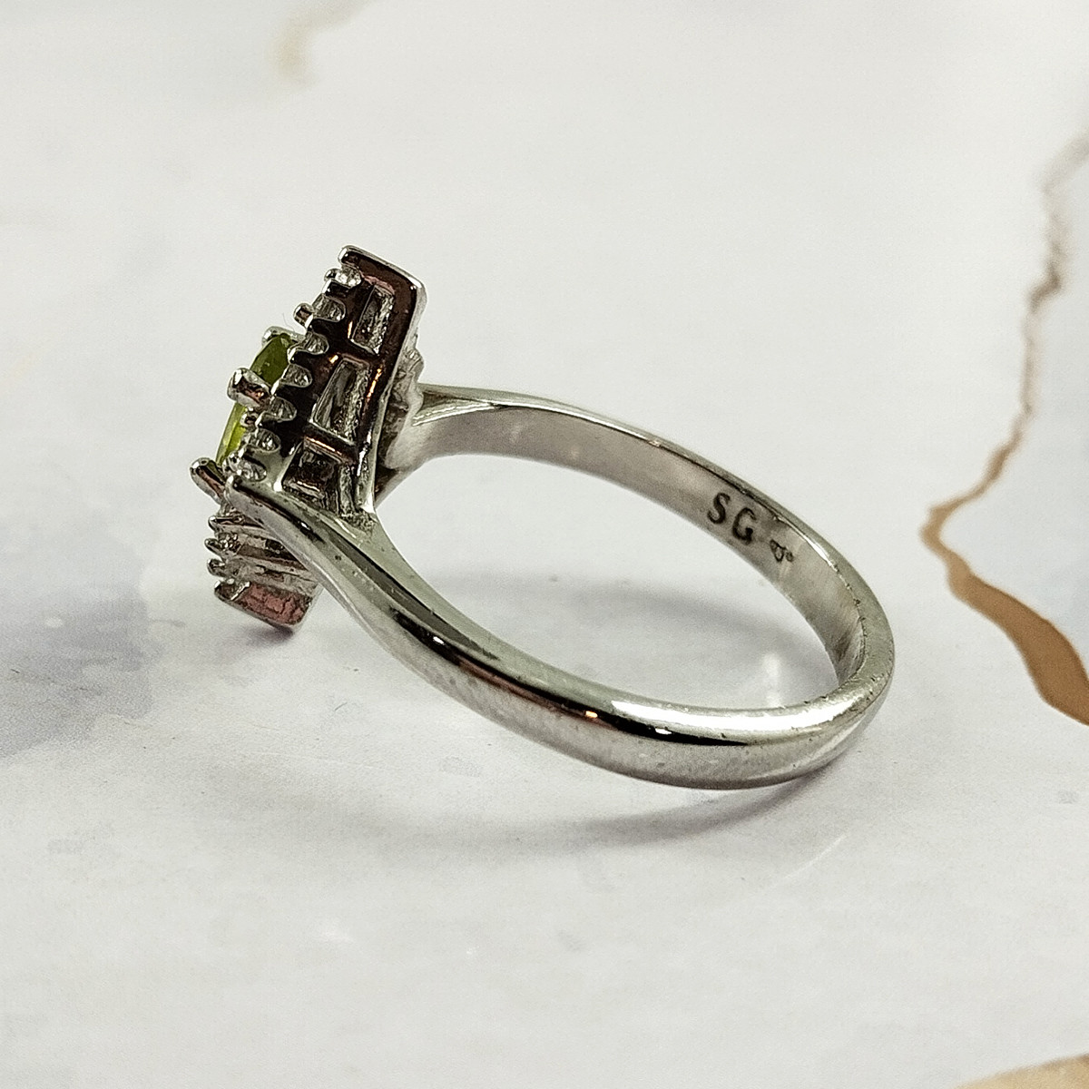 انگشتر نقره زنانه سلین کالا مدل زبرجد کد 27 انگشتر نقره زنانه سلین کالا مدل زبرجد کد 27