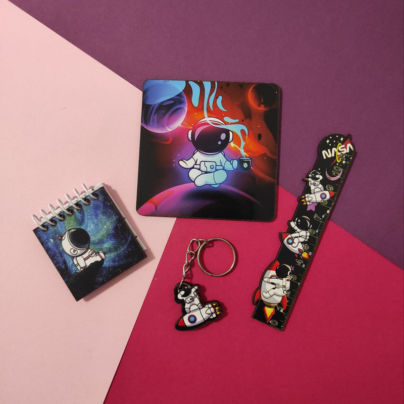 بسته لوازم التحریر مدل فضانورد بسته 4 عددی