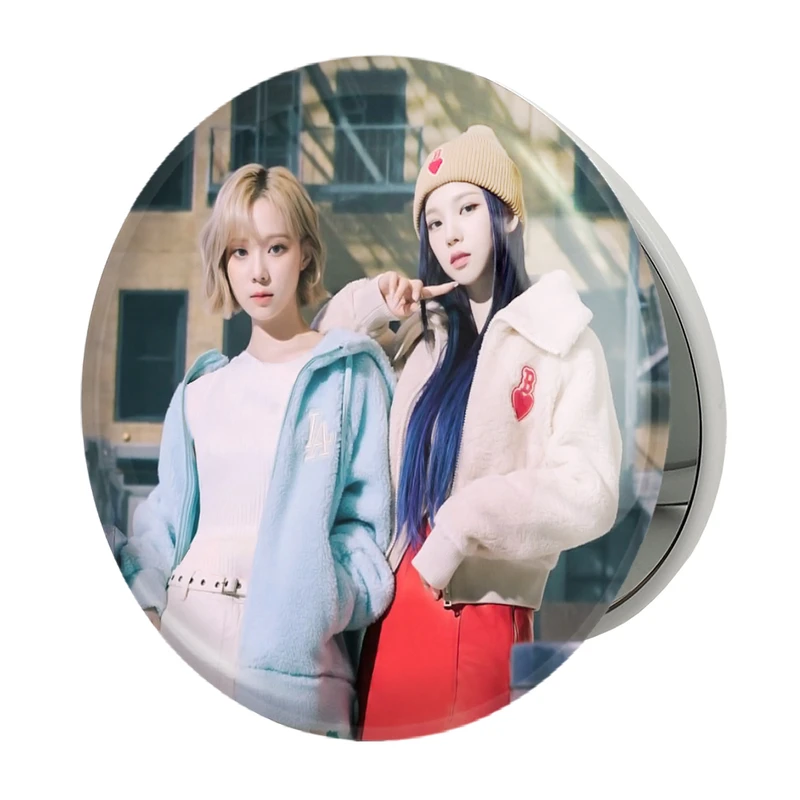 آینه جیبی خندالو طرح کارینا و وینتر گروه آسپا Aespa مدل تاشو کد 19745 