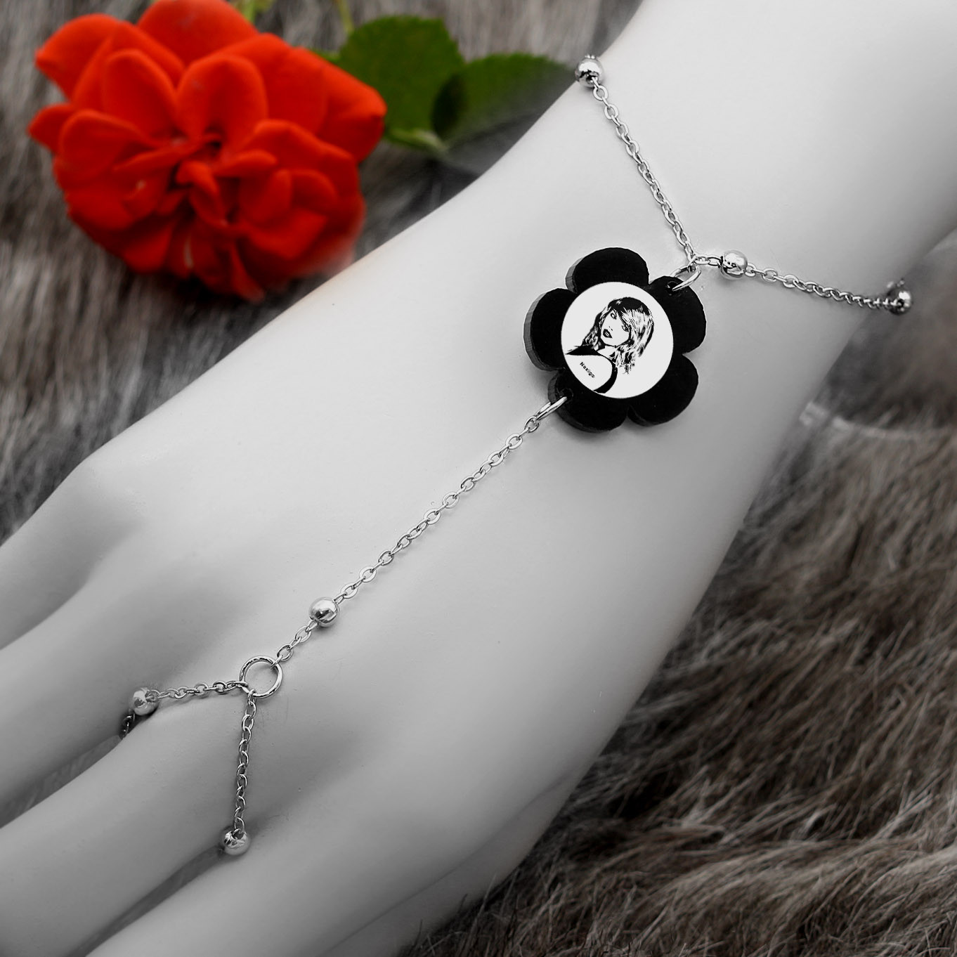 دستبند زنانه ناکسیگو مدل تمیمه طرح تیلور سوئیفت کد TM11182