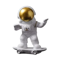 مجسمه مدل فضانورد اسکیت سوار