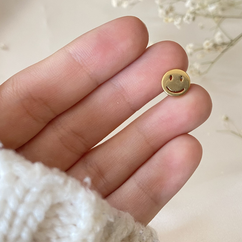 پیرسینگ گوش مدل اموجی لبخند پیرسینگ گوش مدل اموجی لبخند