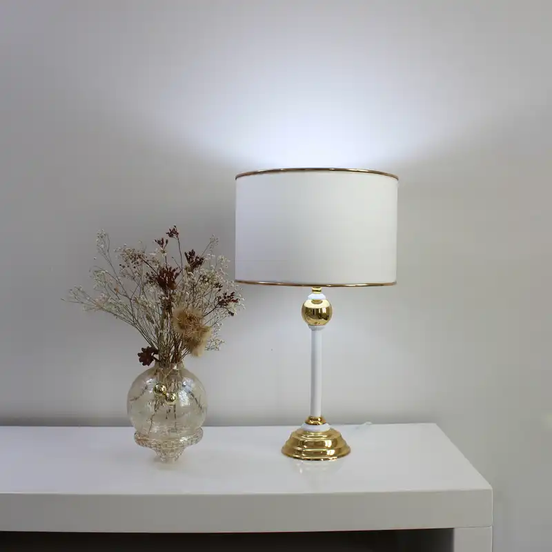 آباژور رومیزی مدل لونا