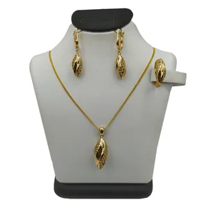 نیم ست طلا 18 عیار زنانه مدل آوا