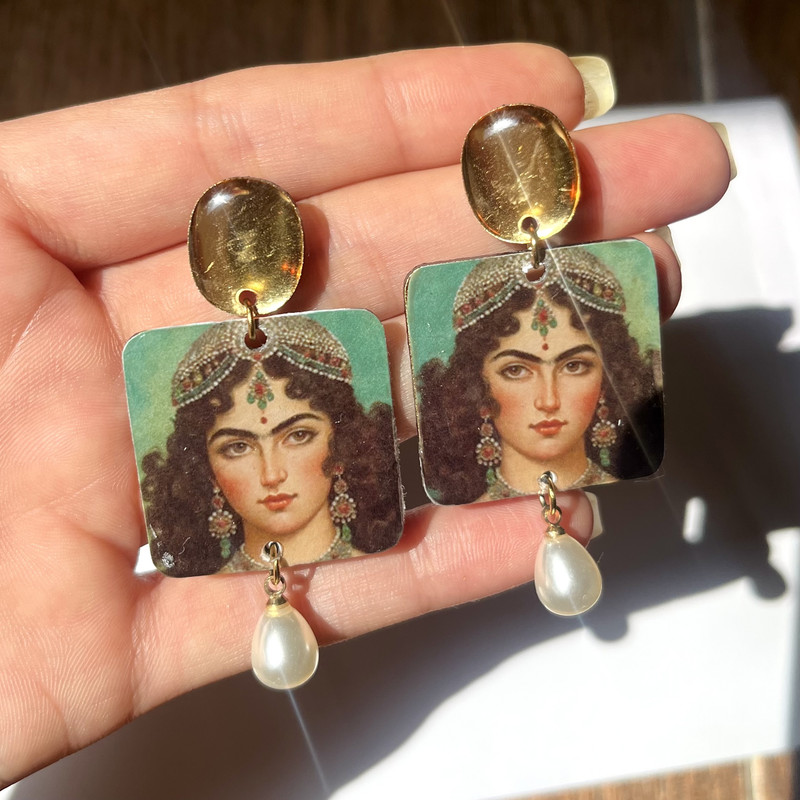 گوشواره دست دوز زنانه رزینی طرح دختر