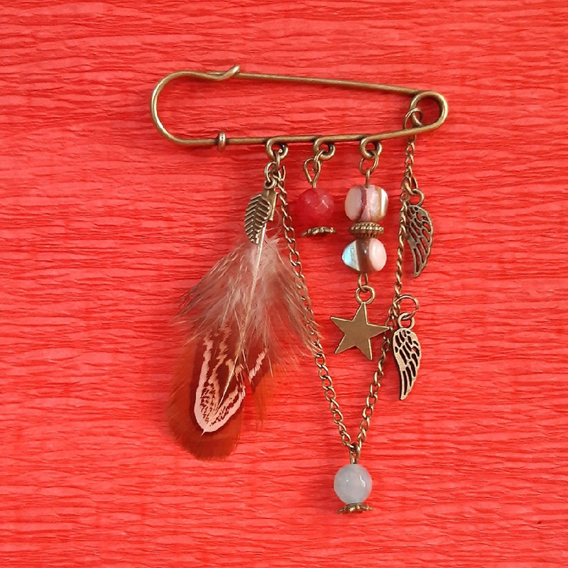 سنجاق سینه دخترانه مدل پر کد 1533 سنجاق سینه دخترانه مدل پر کد 1533