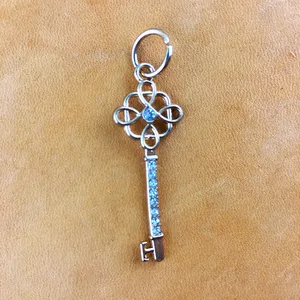 آویز دستبند طرح کلید مدل k01