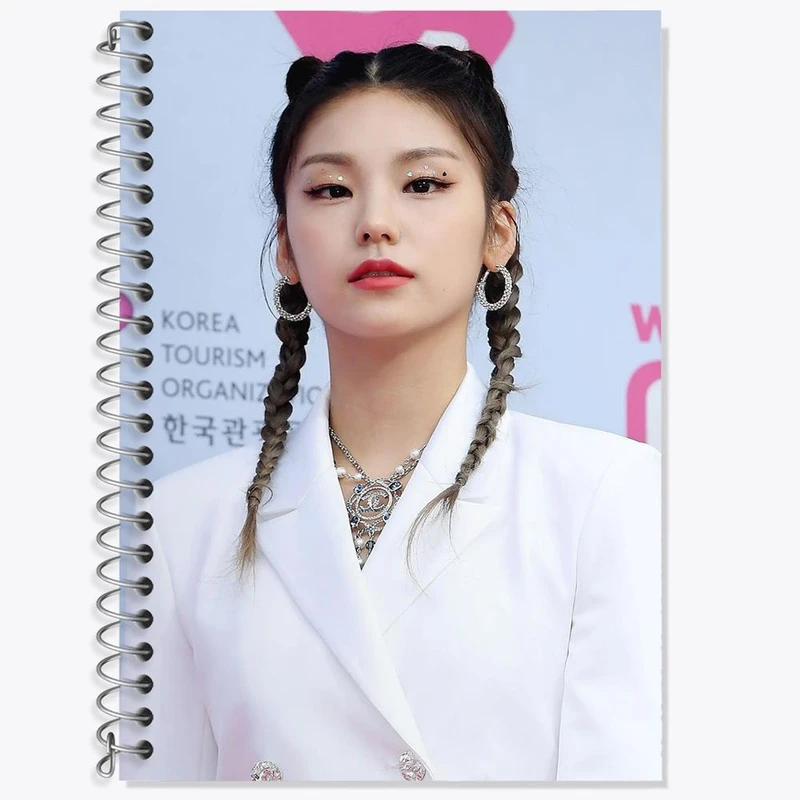 دفتر زبان 50 برگ خندالو مدل سه خط طرح یجی گروه ایتزی ITZY کد 12448