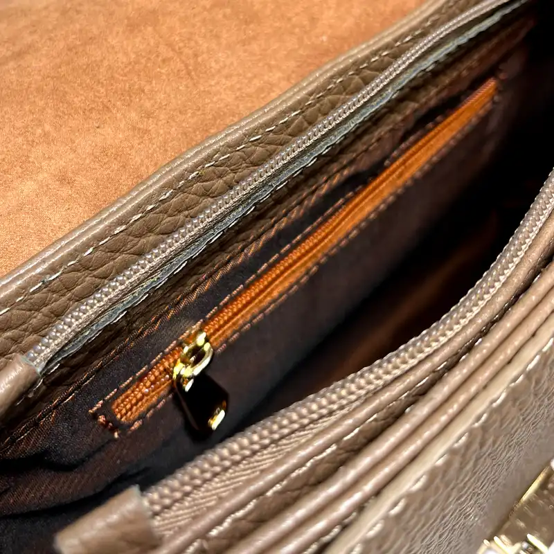 کیف دوشی زنانه مدل چرم طبیعی کد575 طرح فلوتر