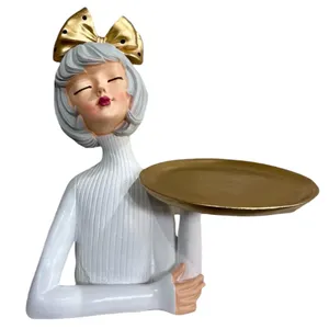 مجسمه مدل دختر سینی به دست