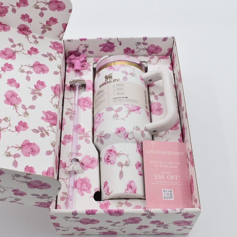 تراول ماگ استنلی مدل LoveShackFancy Holiday Quencher Limited edition گنجایش 1.18 لیتر