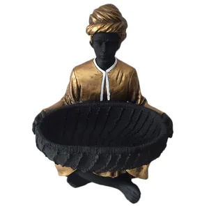 مجسمه مدل غلام سبد به دست