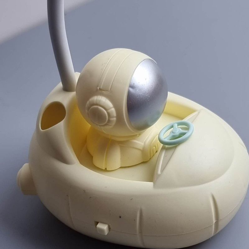 چراغ مطالعه مدل فضانورد کد BY2210A