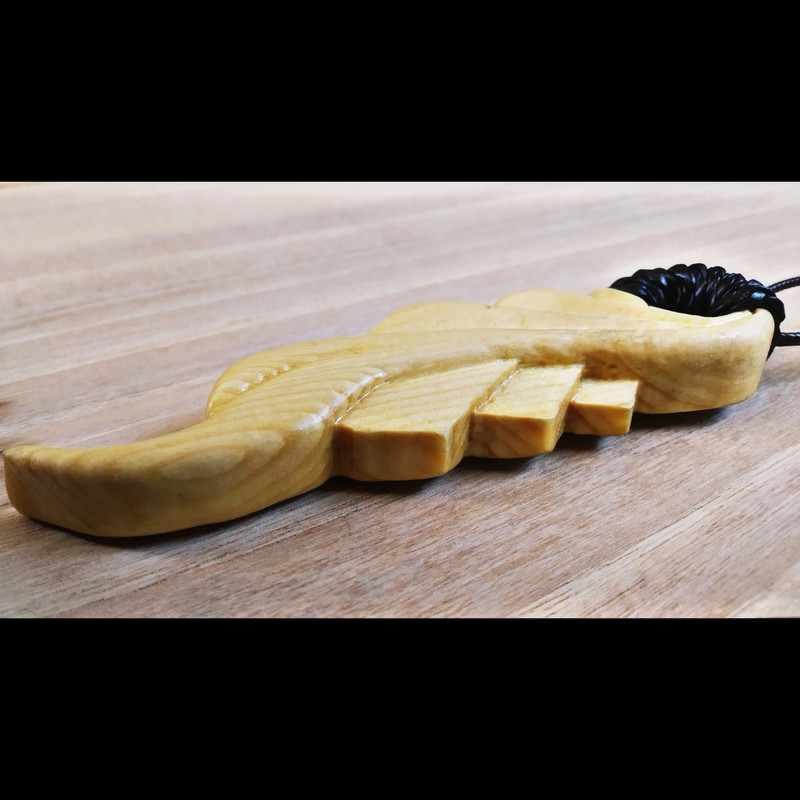 گردنبند مدل چوبی دست‌ساز طرح پر