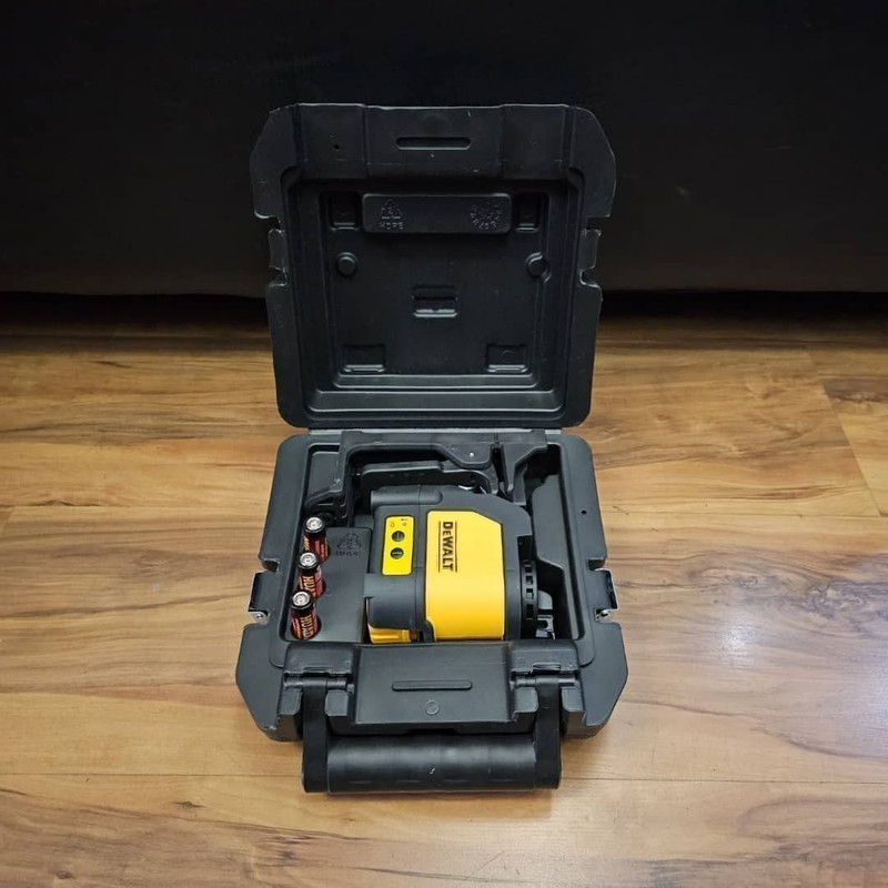 تراز لیزری دیوالت مدل 088K