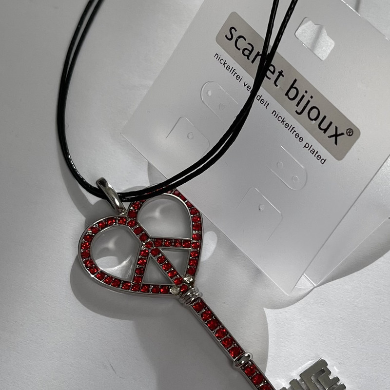 گردنبند زنانه اسکارلت بیجوکس مدل 548 گردنبند زنانه اسکارلت بیجوکس مدل 548