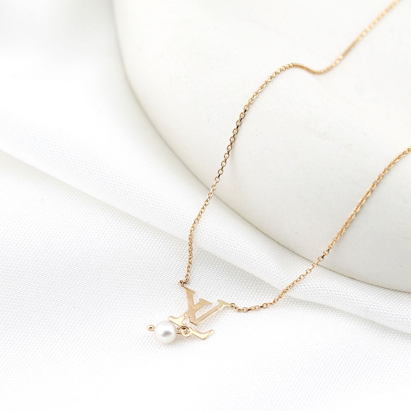 گردنبند طلا 18 عیار زنانه الی گالری مدل  لویی و ویتون لیزری و مروارید