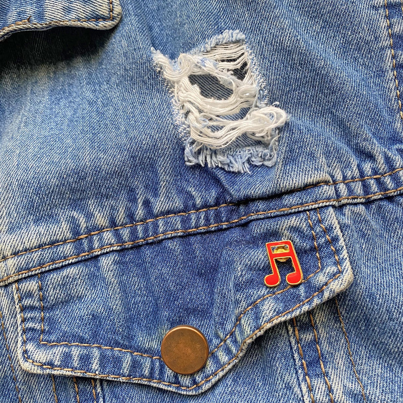 سنجاق سینه دخترانه مدل فلزی طرح ملودی