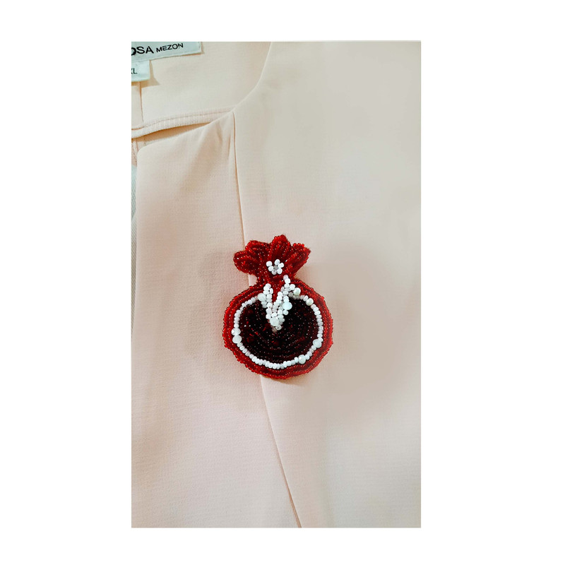 سنجاق سینه دخترانه طرح انار سنجاق سینه دخترانه طرح انار