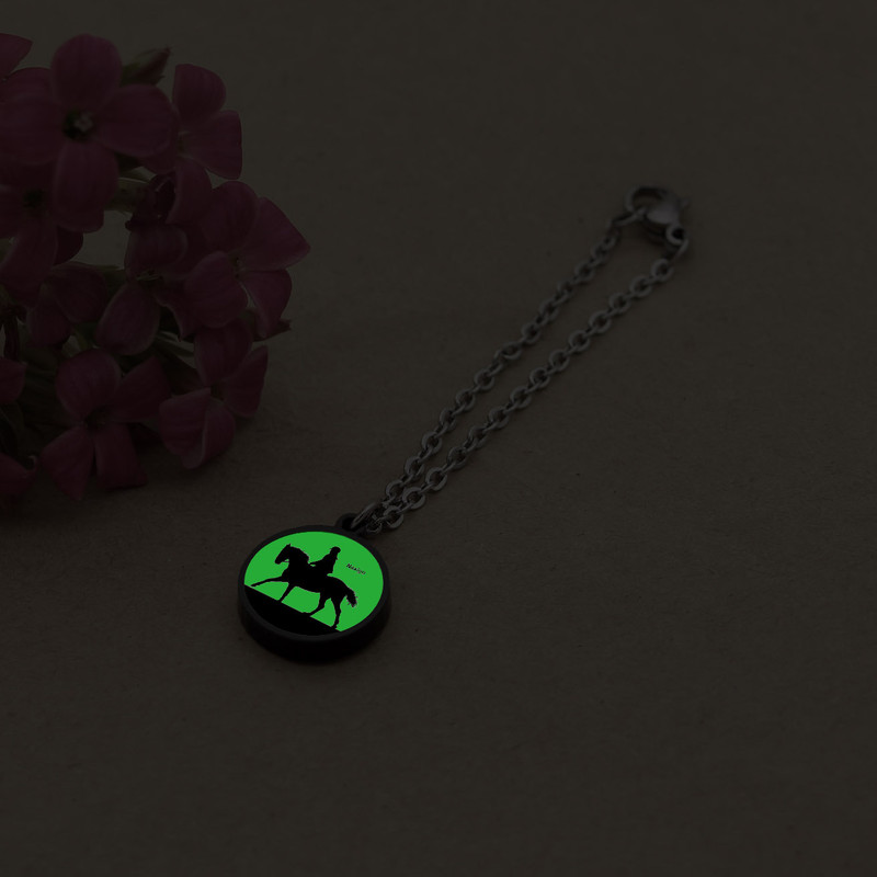 آویز ساعت زنانه ناکسیگو مدل شب تاب طرح اسب سواری کد AW8943 آویز ساعت زنانه ناکسیگو مدل شب تاب طرح اسب سواری کد AW8943