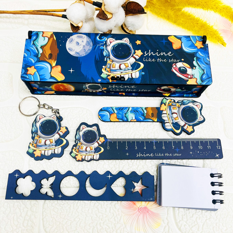 بسته لوازم تحریر مدل فضانورد در فضا مجموعه 6 عددی