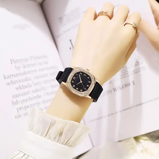 ساعت مچی عقربه ای مدل کلاسیک دور نگین بند پیو ضد آلرژی کد 1