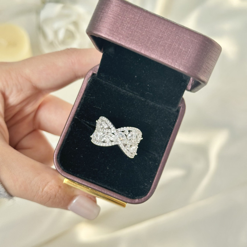 انگشتر نقره اتمی زنانه مدل سرنا کد 0092 انگشتر نقره اتمی زنانه مدل سرنا کد 0092