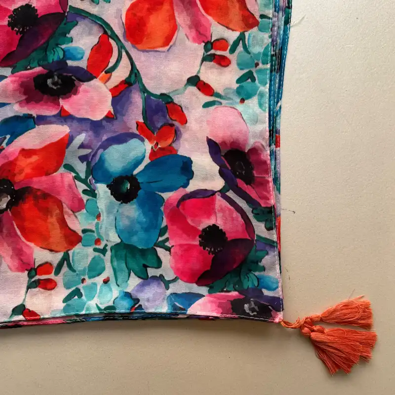 شال زنانه مدل نخی گل گلی درشت منگوله دار چهارفصل کد 3