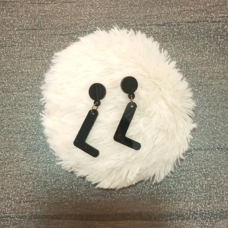 گوشواره دخترانه مدل حروف انگلیسی طرح L گوشواره دخترانه مدل حروف انگلیسی طرح L