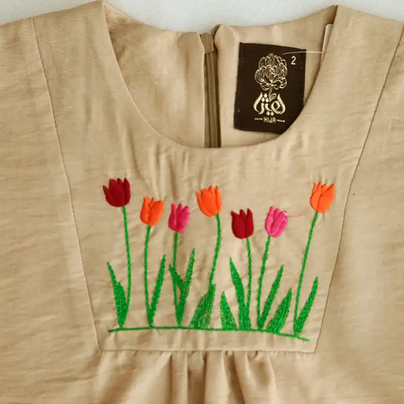 پیراهن دخترانه هیژا مد مدل  1191 گلدوزی شده طرح گل لاله