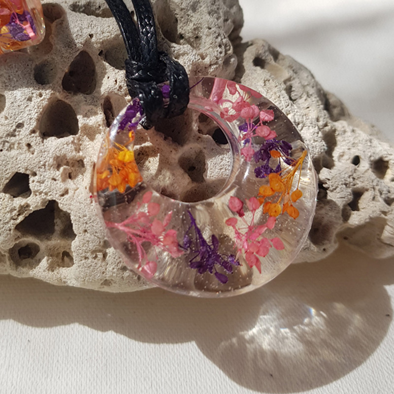 گردنبند دخترانه مدل رزینی گل خشک